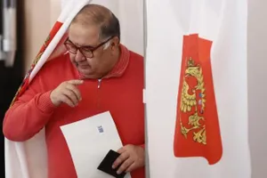 Kroenke 'nuốt trọn' Arsenal, Bolt ký hợp đồng chuyên nghiệp