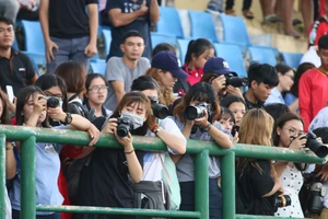 Fan la hét, chào đón Olympic Việt Nam ở Bình Dương