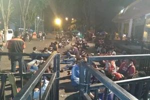 Nằm vật vã xuyên đêm mua vé xem U-16