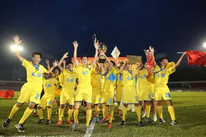 Sau loạt 'đấu súng', SL Nghệ An vô địch