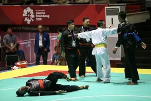 Một cú đá bị 'ném đá' tơi tả