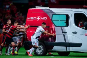 Ô tô chết máy, cầu thủ xúm vào đẩy xe chở cầu thủ đi bệnh viện