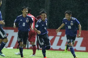 Mưa trời và “mưa gôn”