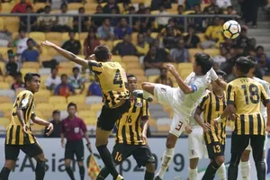 Chủ nhà Malaysia bị loại, Thái Lan thua sốc Tajikistan