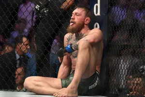 Khabib đánh bại McGregor, đánh luôn đội của đối thủ