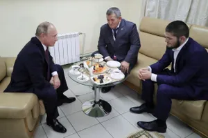 Gặp Tổng thống Putin, Khabib giải thích sự cố đánh người