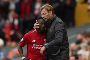 Khổ thân Klopp, học trò đá bóng mà phải đi giải phẫu… tay