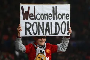 Dính tai tiếng hiếp dâm, Ronaldo vẫn được fan MU chào đón