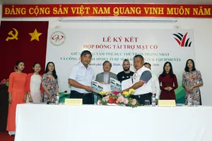 Sân Thống Nhất thoát cảnh đá bóng như đi... cày ruộng