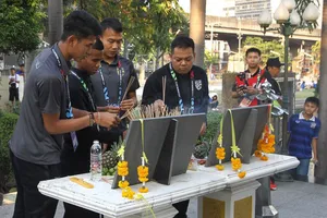Tuyển Thái thắp nhang cầu nguyện trước khi đá với Singapore