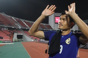 Adisak nói gì sau khi thành tội đồ của bóng đá Thái Lan?