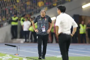 Rajevac sốc với báo chí Thái vì câu hỏi khi nào ông từ chức