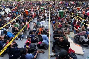 Fan Malaysia xếp hàng thâu đêm săn vé xem chung kết