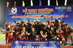 Đồng đội của Công Phượng đoạt giải Cầu thủ xuất sắc nhất