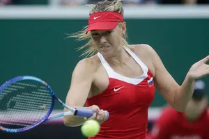 Người đẹp Nga ‘hắt hơi’, người Úc lo