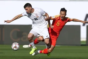 Trung Quốc thắng ngược Kyrgyzstan nhờ 2 sai lầm của thủ môn