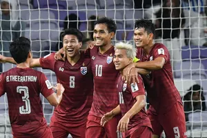 Thái Lan vào vòng 16 Asian Cup 2019 bằng 'cổng chính'