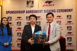 Pan nâng niu những đôi chân Futsal trẻ