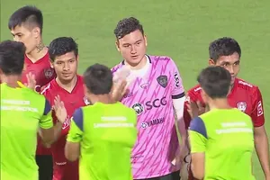 Văn Lâm xung trận mắc sai sót nhưng Muangthong vẫn thắng