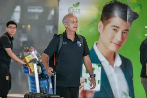 Thái Lan ‘cắt nửa vầng trăng’ chơi lớn hai giải