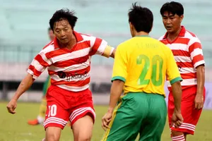 Tiền đạo Trần Minh Chiến và Lê Huỳnh Đức đối đầu ở Bình Dương 