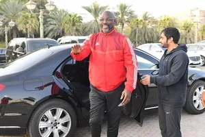 Tổng thống Weah đến thăm UAE rồi làm... HLV bóng đá