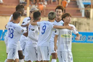 Tuyển thủ quốc gia không thể thắng đàn em trên chấm 11m