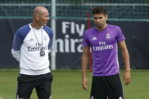 Vừa trở lại Real, Zidane đã dùng ‘ô dù’ che con trai