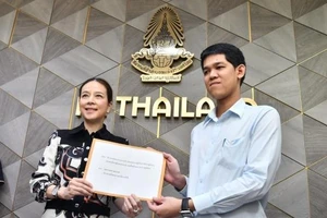 Trưởng đoàn tuyển nữ Thái Lan kiện trọng tài