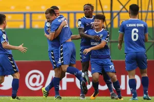 Anh Đức khai hỏa, Mansaray hat-trick, Bình Dương thắng ‘6 sao’