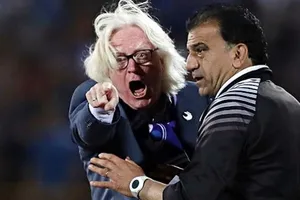 Cha con cựu HLV tuyển Thái Lan bị CLB của Iran ‘treo việc’