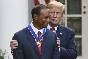 Iker Casillas rời bệnh viện, Tiger Wood nhận huy chương tự do