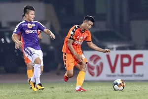 Thủ môn Bùi Tiến Dũng xuất trận, Hà Nội thắng