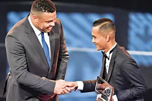 Được FIFA vinh danh, sao Đông Nam Á ảo tưởng rồi trượt dài