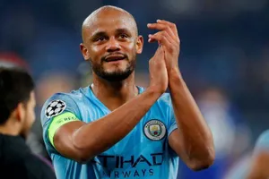 Rời Man City, Kompany đóng hai vai