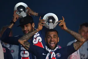 Ramos đến Trung Quốc, Alves thay Neymar mang băng C