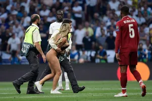 Cô gái mặc bikini lao vào sân trận CK Champions League là ai?