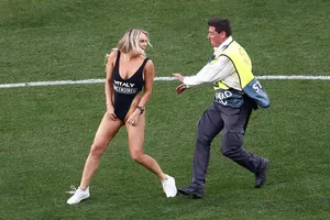 ‘Cô gái nóng’ ở trận chung kết Champions League bị phạt nặng