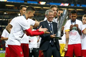 HLV Santos 'tự sướng' với Bồ Đào Nha