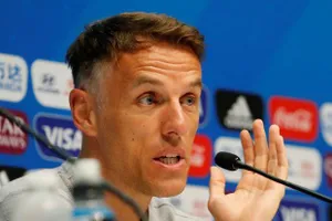 HLV Phil Neville phê phán ‘trò mèo’ của tuyển Mỹ
