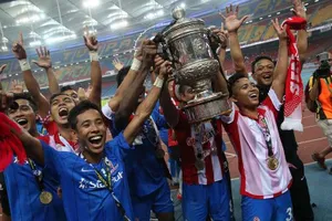 Malaysia mời 'vua sân cỏ ngoại' còn phải… cầu trời