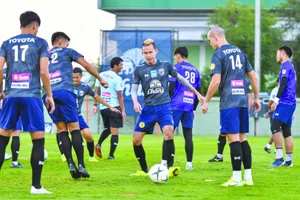 HLV Park Hang-seo và Nishino làm nóng trận Việt Nam - Thái Lan