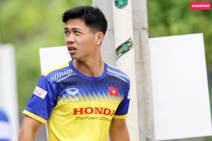 Công Phượng đã xuất hiện, truyền thông mặc sức 'săn'