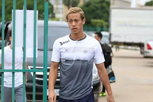 Bóng sắp lăn và Honda vẫn bị ‘ném đá’