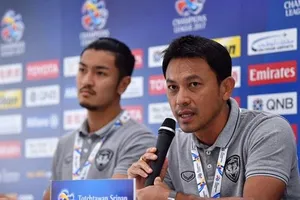 Tawan khuyên cầu thủ Thái đừng cứng nhắc với đấu pháp của HLV