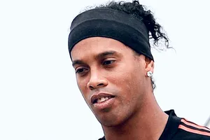 Ronaldinho sang Colombia dạo chơi và kiếm tiền