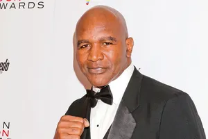 Sốc: Holyfield trở lại sàn đấu