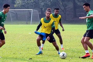 Bốn ngoại binh Malaysia tập riêng trước khi sang Việt Nam