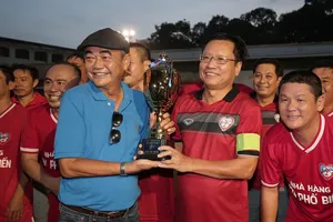 Cựu Sinh viên TP.HCM ‘núp lùm’ và lên ngôi