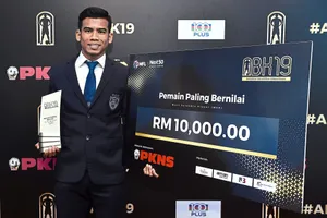 Tiền vệ từng 'đốt lưới' Đặng Văn Lâm ẵm cú đúp giải quốc gia